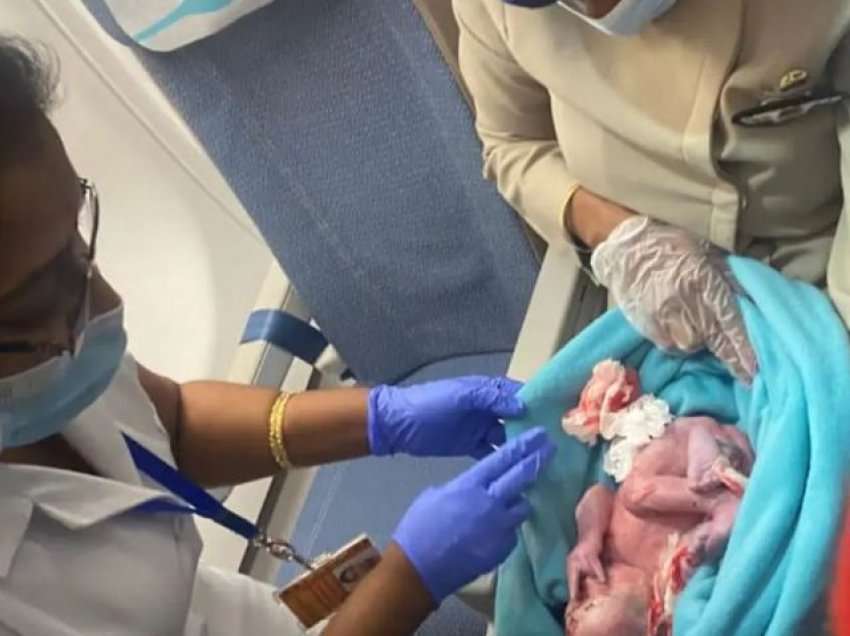 Gjendet një foshnjë në tualetin e aeroplanit, nëna e kishte hedhur në koshin e mbeturinave menjëherë pas lindjes 