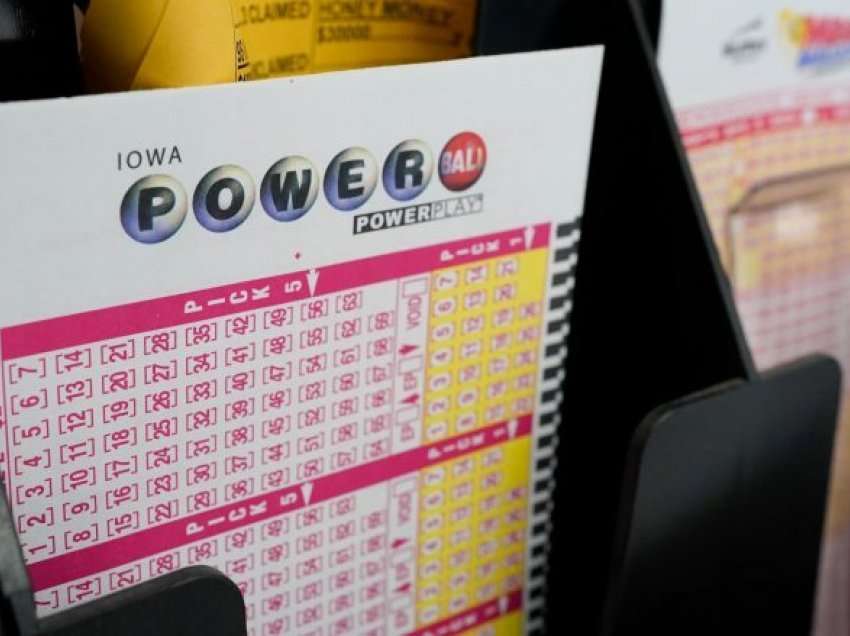 Dy personave iu buzëqeshi fati në SHBA – do ta ndajnë çmimin e lotarisë prej 448 milionë dollarësh