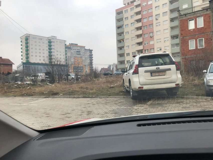 Vetura e Policisë parkohet mbi hapësirë të gjelbër në Prishtinë