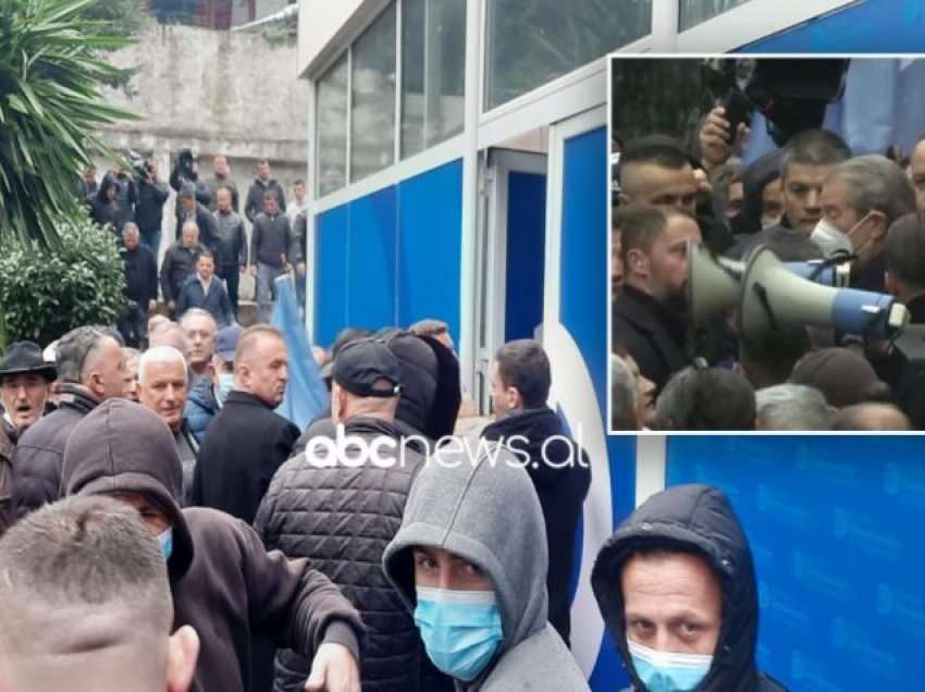 Mbështetësit e Berishës hapin edhe derën e pasme, tentojnë të thyejnë kamerat e sigurisë