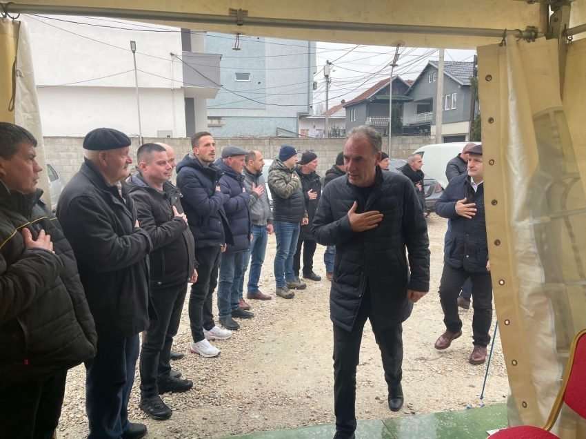 Fatmir Limaj viziton familjen e Kadri Veselit: Nëna Ajshe u prehtë në paqe!