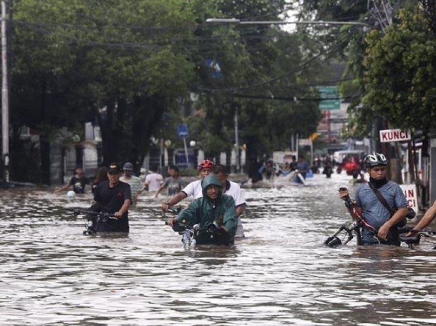 Përmbytjet shkaktojnë 8 të vdekur në Indonezi, evakuohen mijëra persona