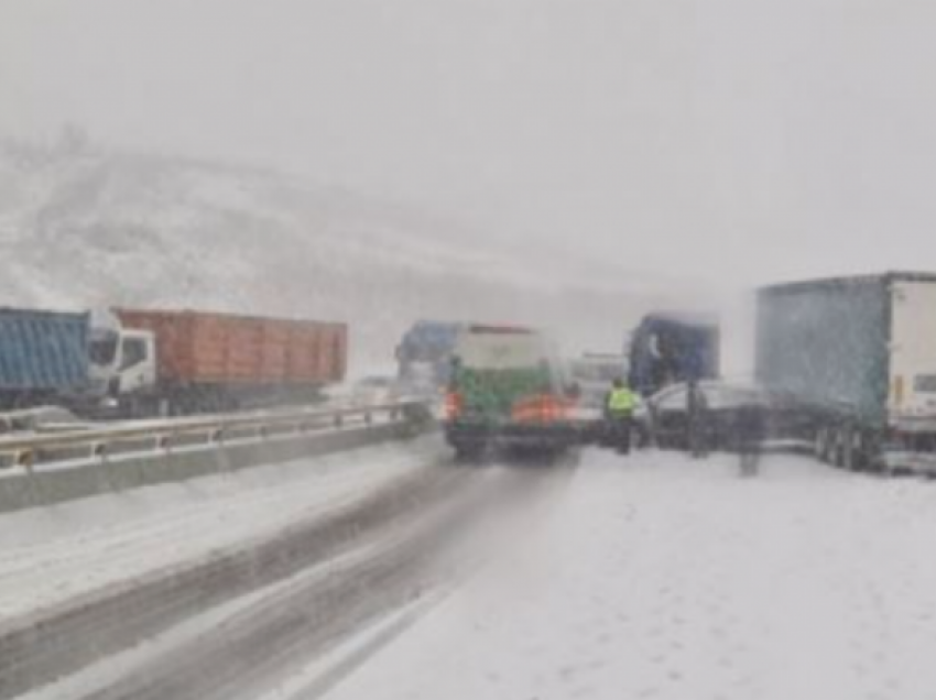 Reshjet e borës vështirësojnë qarkullimin nëpër rrugët e Kosovës 