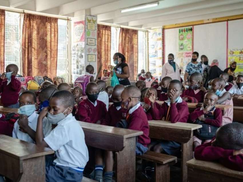 Shkollat e Ugandës rihapen, duke i dhënë fund bllokimit më të gjatë në botë për shkak të COVID-19