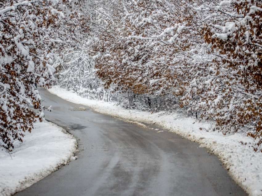 Reshjet e borës, cila është gjendja e rrugëve në Skënderaj? Flet kryetari