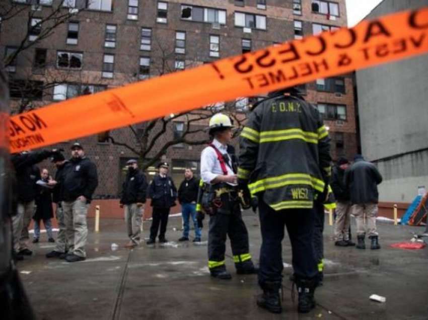 Momenti kur foshnja shpëtohet nga zjarri në Nju Jork, ku vdiqën 19 persona