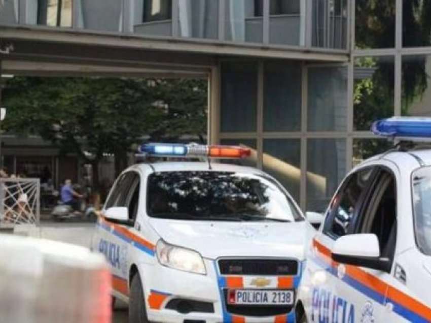 “Djali juaj më ka borxh 30 mijë euro”, 40-vjeçari i merr tapinë e shtëpisë dy të moshuarve në Tiranë