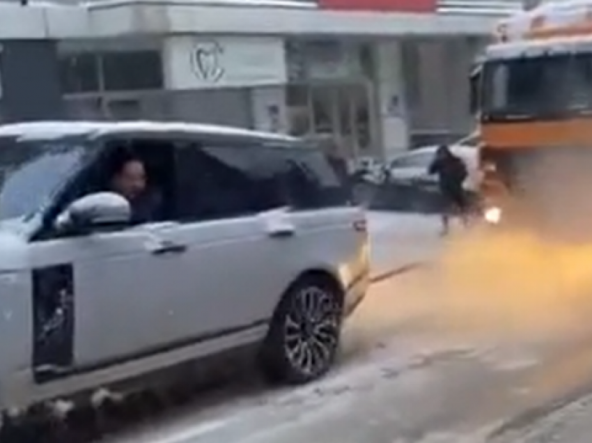 Reshjet e borës, Range Rover-i e tërheq kamionin në Ferizaj