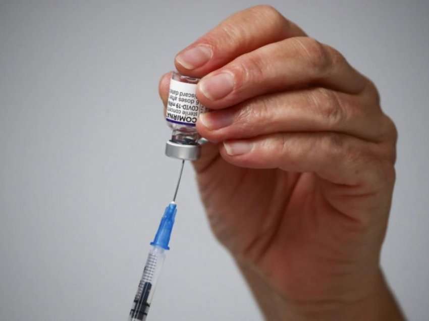 Pfizer po zhvillon vaksinë që shënjestron Omicronin