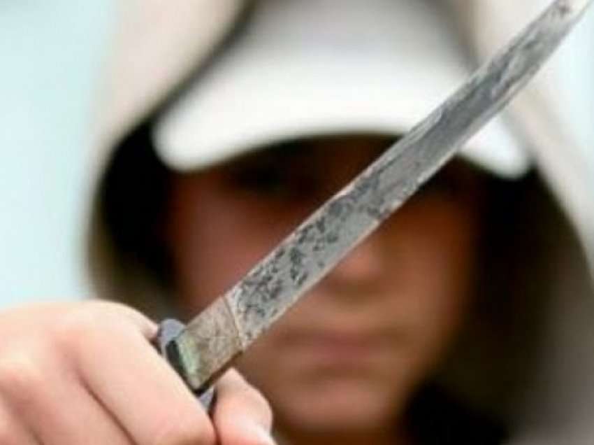 Policia arreston dy nxënës në Malishevë, ia gjen tri thika
