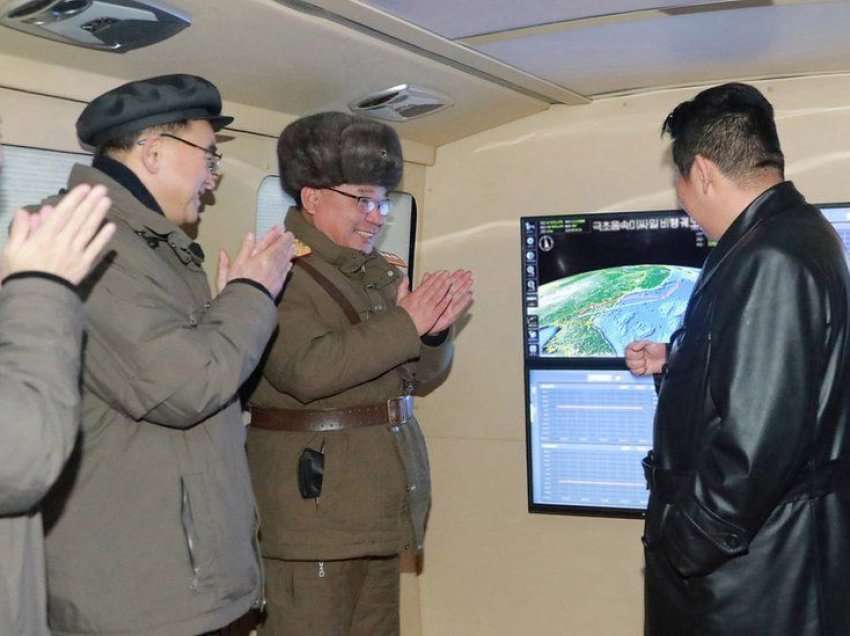 Kim Jong-un mbikëqyri testin e tretë të raketës hipersonike të lëshuar nga Koreja e Veriut