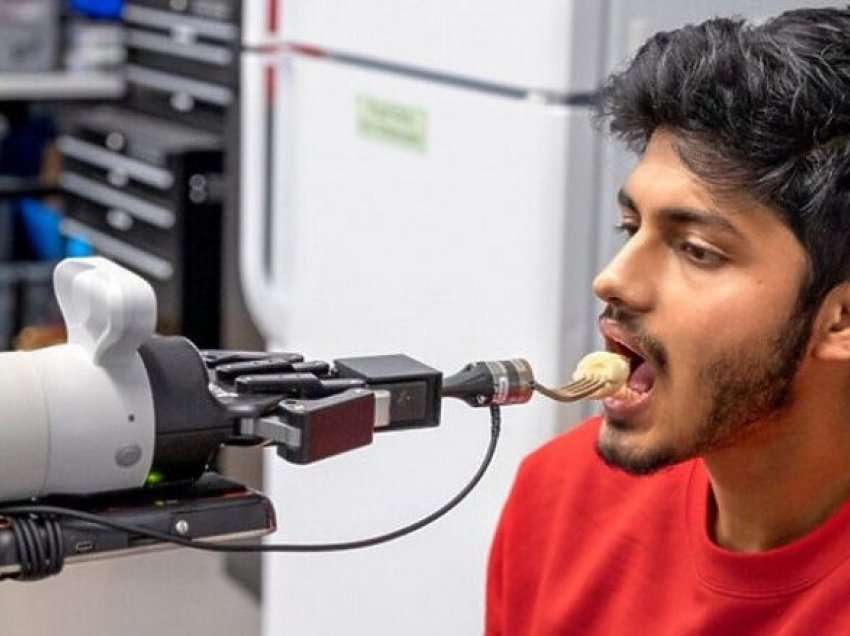 Shkencëtarët zhvillojnë dorën robotike që do të ushqejë njerëzit me lëndime në boshtin kurrizor