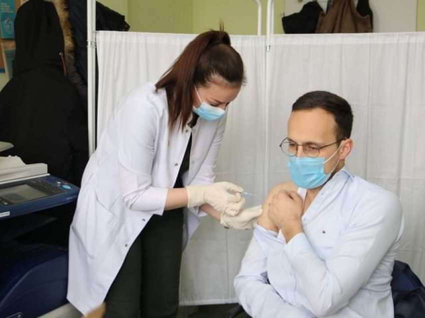 Alban Hyseni mori sot dozën e tretë të vaksinës anti-Covid
