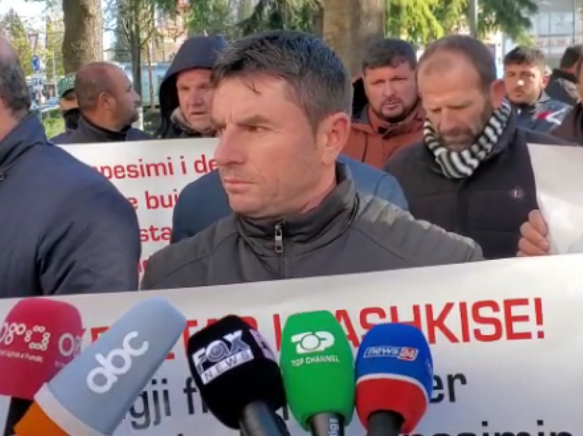 Kryebashkiaku u premtoi kompensim të dëmit, fermerët e luleshtrydhes në Fier sërish në protestë