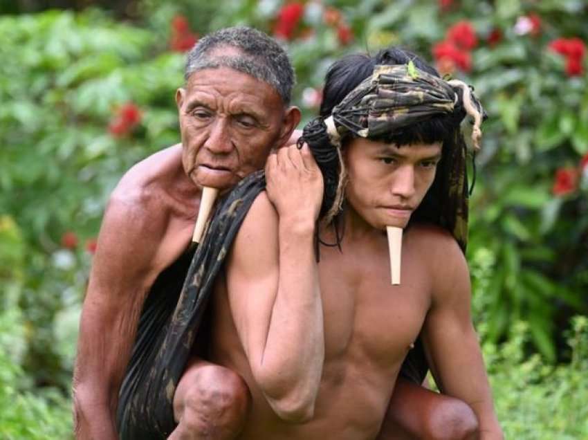 Një anëtar i një fisi indigjen mbajti babain e tij mbi shpinë për 6 orë për këtë arsye