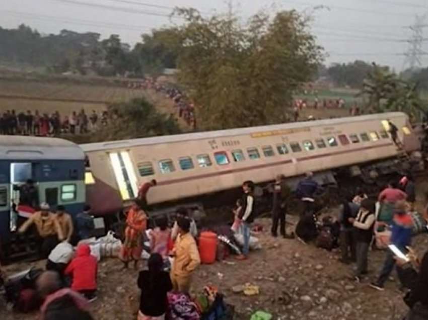 Së paku nëntë të vdekur pasi treni doli nga binarët në Indi