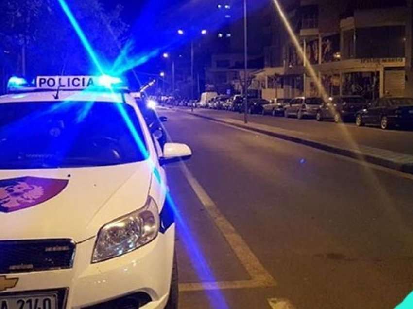 Përplasen dy makina në Vlorë, plagosen shoferi dhe pasagjeri