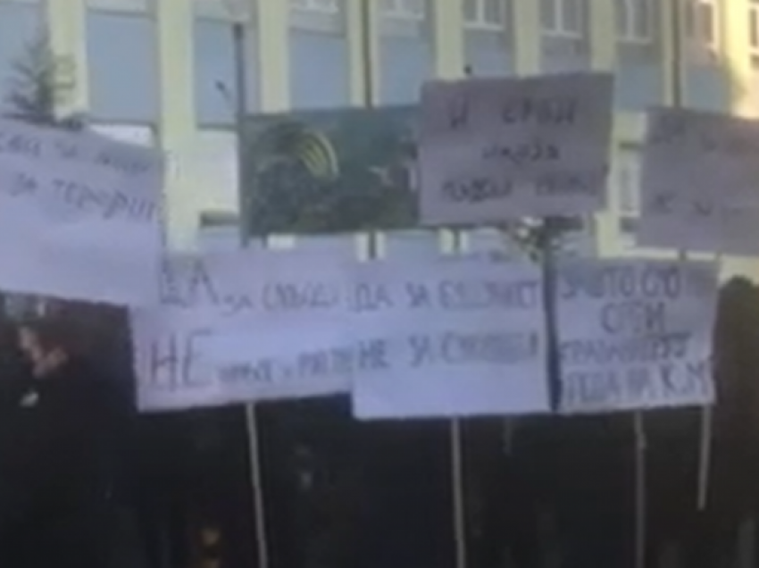 Serbët e Mitrovicës protestojnë, kërkojnë mbajtjen e referendumit
