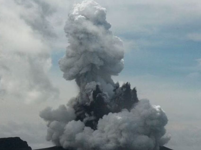 Pamje të shpërthimit masiv të vullkanit në Tonga/ Alarm për tsunami nga Amerika e Jugut në Australi