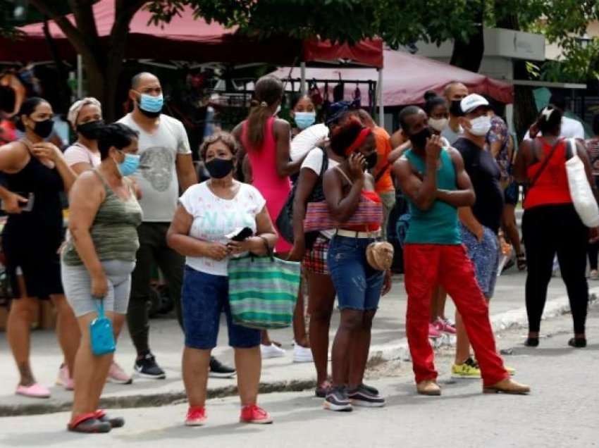 Kriza ekonomike, kubanezët po presin në radhë 12 orë për të blerë ushqimet bazë