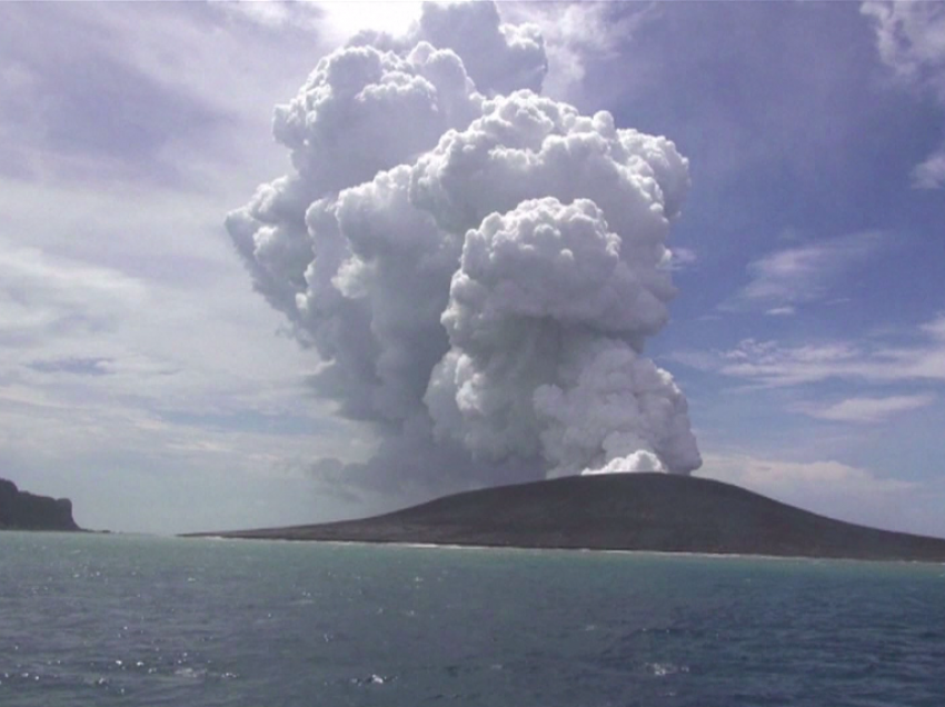 Shpërthimi i vullkanit në Paqësor dhe më pas cunami, fundosen varkat në port