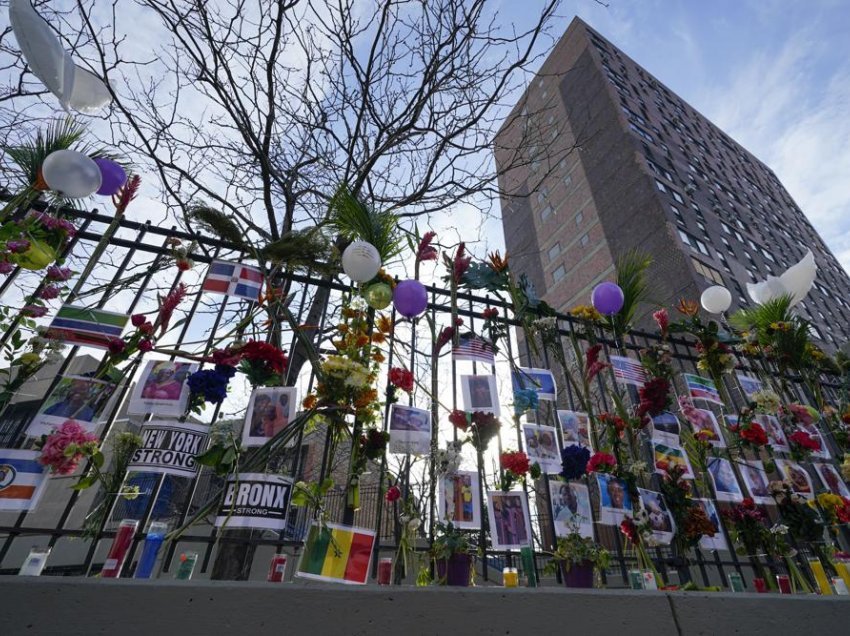 Një javë pas zjarrit në Bronx, familjet do të varrosnin të dashurit e tyre