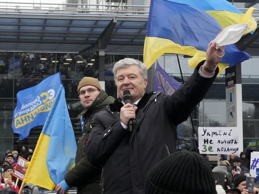 Ish-udhëheqësi Poroshenko kthehet në Ukrainë për t'u paraqitur në gjykatë
