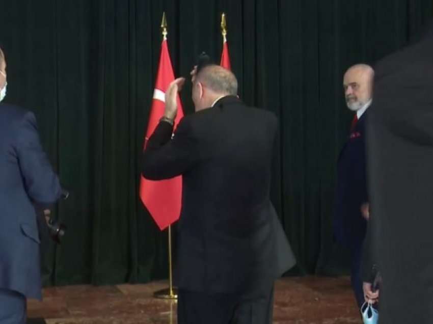 Erdogan mbërrin në kryeministri, momenti kur kreh flokët para takimit me Ramën 