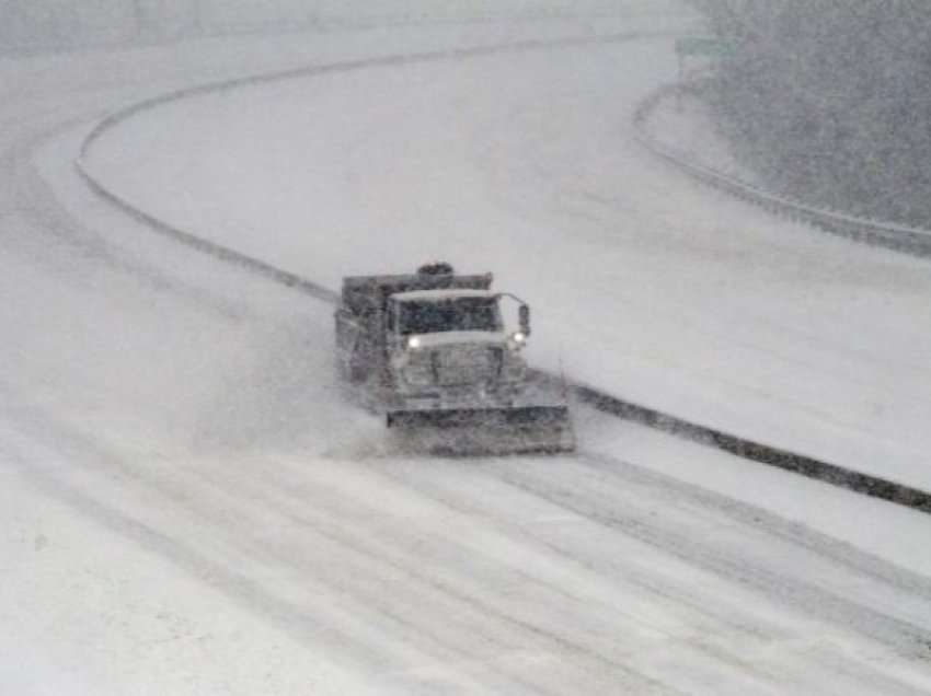 Shkaktoi bllokim të udhëtimeve dhe la 130,000 njerëz pa energji elektrike, pamje që tregojnë reshjet e dendura të borës