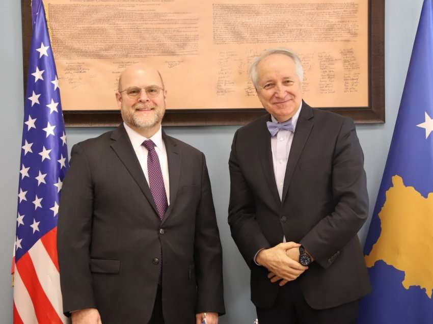 Ministri Latifi takohet me ambasadorin e ri amerikan