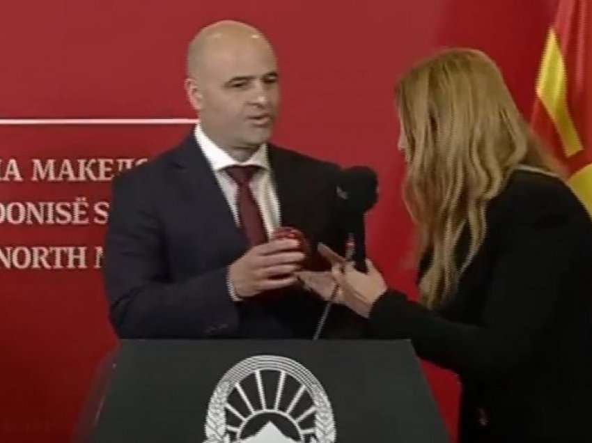Gazetarja bullgare i dhuron mollë të kuqe kryeministrit Kovaçevski