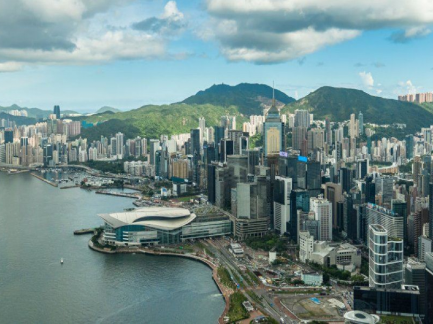 Policia e Hong Kongut akuzon dy ish-ekuipazhe ajrore për rregullat e Covid