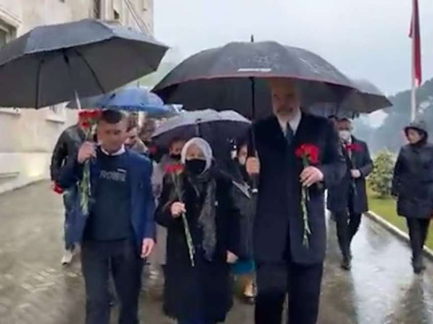 ​Rama me familjarët e të vrarëve të 21 janarit bëjnë homazhe në Tiranë