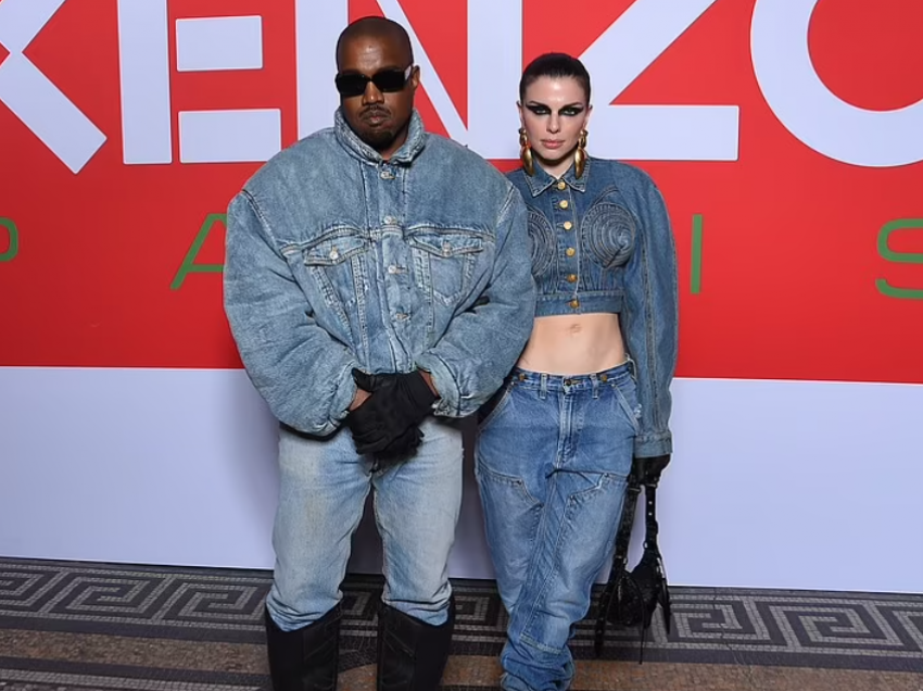 Kanye West dhe Julia Fox bëjnë paraqitjen e parë si çift në tapetin e kuq në Javën e Modës në Paris