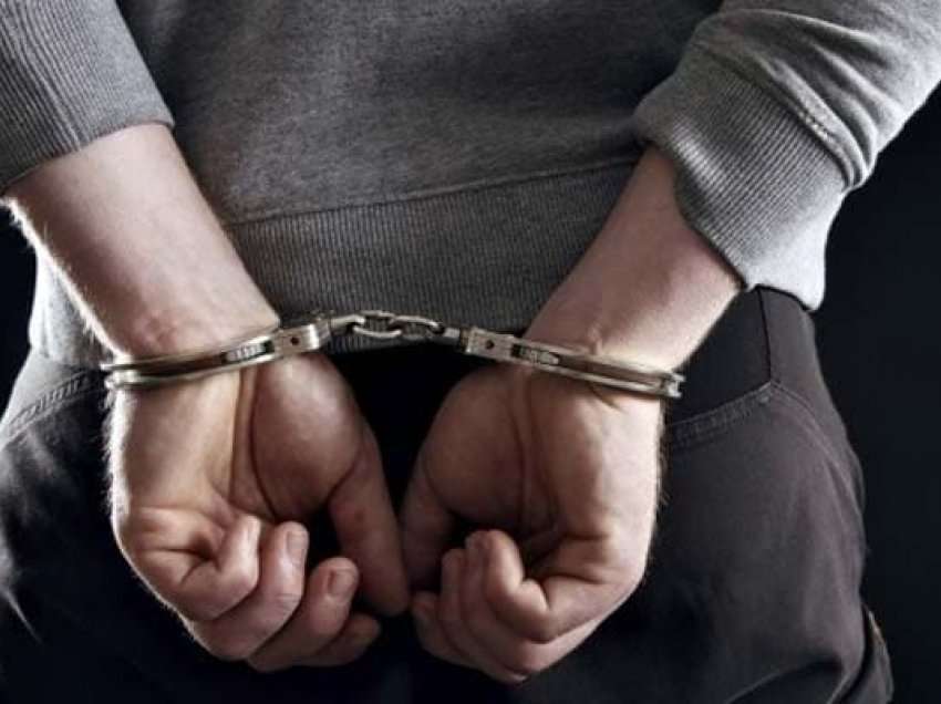 Mashtronte qytetarët për kredi, arrestohet 23-vjeçari në Fier