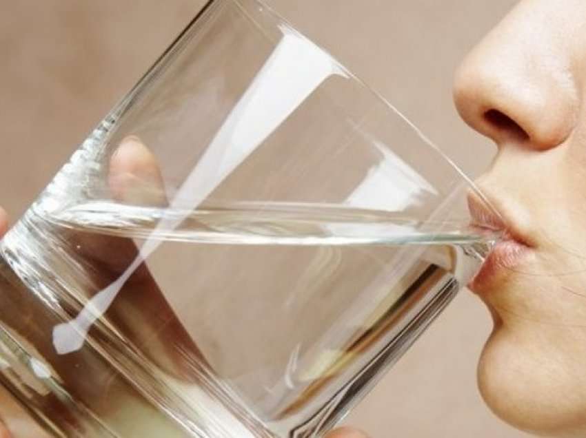 Sa ujë duhet të pini në ditë?  