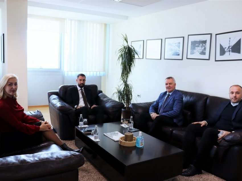 Ministri Krasniqi priti në takim kryetarin e Asociacionit të Komunave Imri Ahmeti