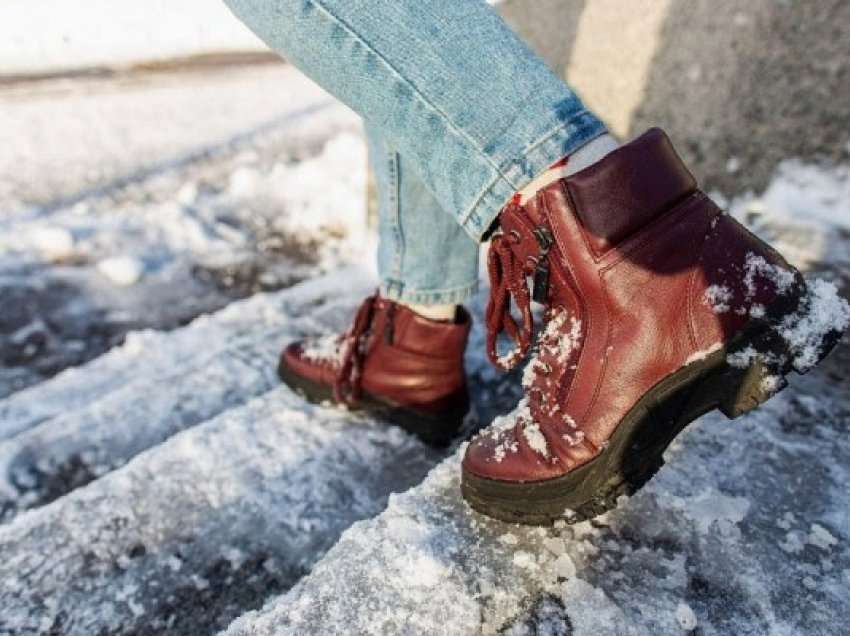 ​Trika gjenialë që parandalojnë këpucët tuaja të rrëshqasin në akull