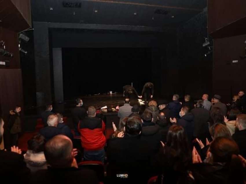 Shfaqja “Hollyshit”, jashtë konkurrencës zyrtare, mirëpritet nga publiku gjilanas