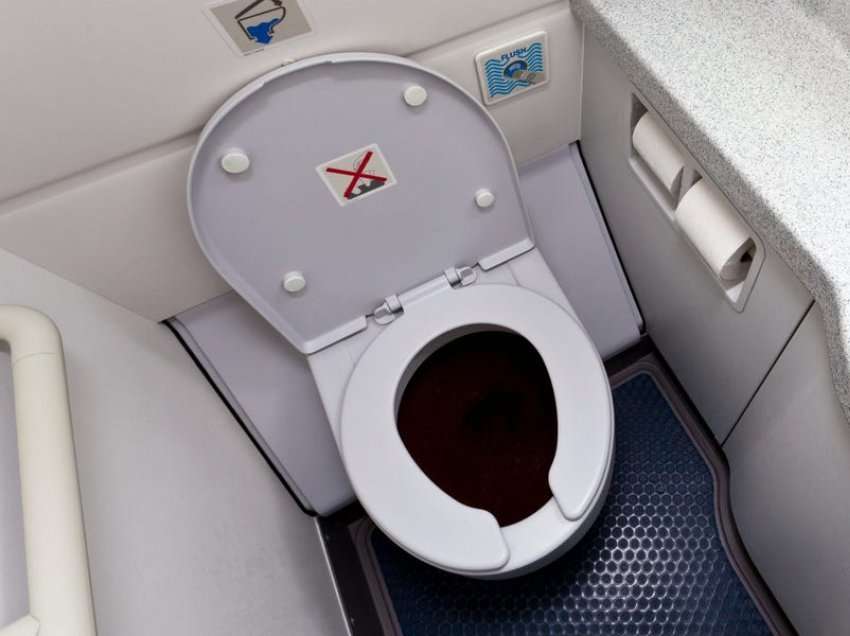 Del pozitiv për COVID-19, gruaja izolohet në tualetin e avionit për t’i mbrojtur pasagjerët