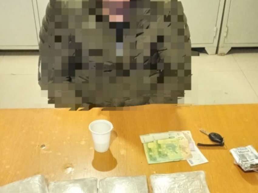 ​Kapet duke kaluar ilegalisht kufirin, sekuestrohen rreth 2 kg narkotikë