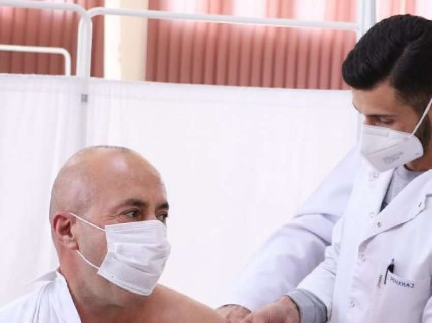 Haradinaj vaksinohet për herë të tretë, i kërkon qeverisë që t’i heq masat kufizuese 