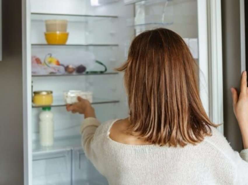 ​Këto 4 lloje ushqimesh nuk duhet të ruhen kurrë në raftin e sipërm të frigoriferit