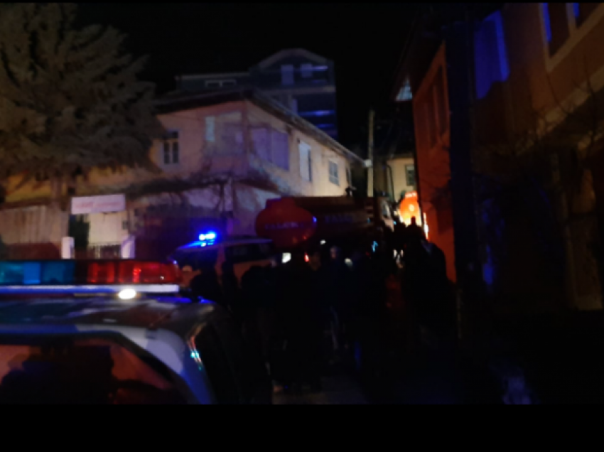 Detaje nga zjarri në Tetovë, është lënduar pronari i shtëpisë së djegur