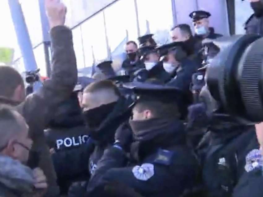 Protestuesit provojnë të hynë brenda objektit të qeverisë, pengohen nga policia