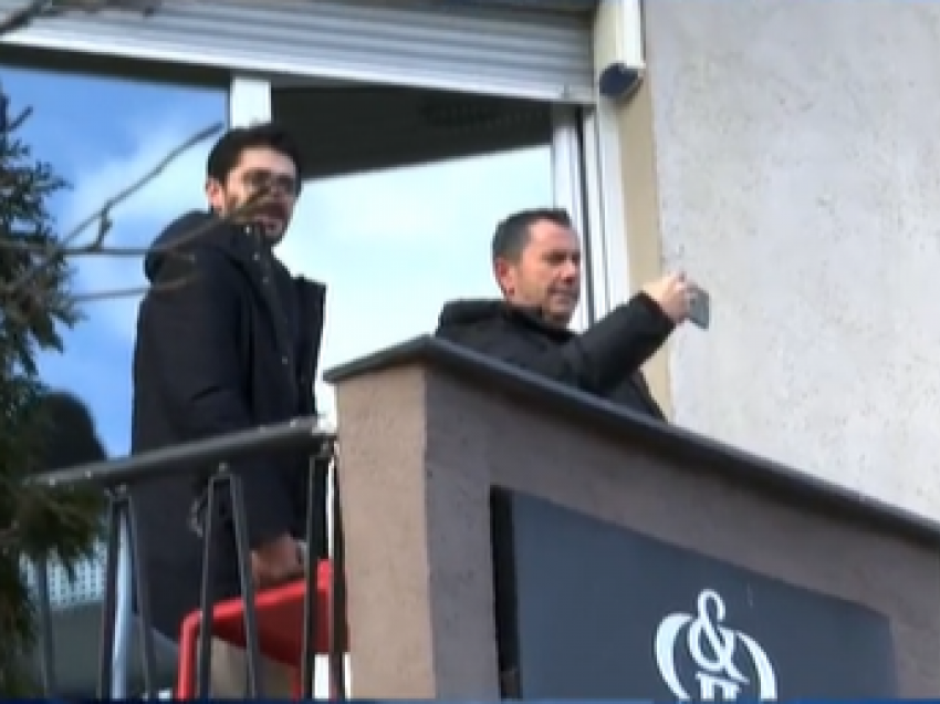 Tomë Gashi përcjell protestën nga ballkoni i tij, reagojnë protestuesit