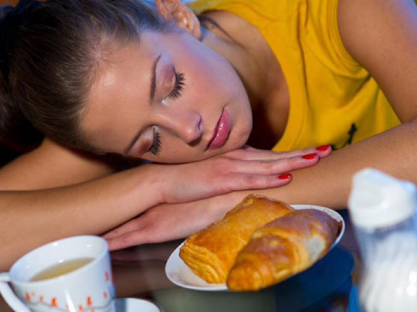 Ju flihet gjumë pasi hani mëngjes ose drekë, ja cilat janë arsyet përse ndodh kjo gjë