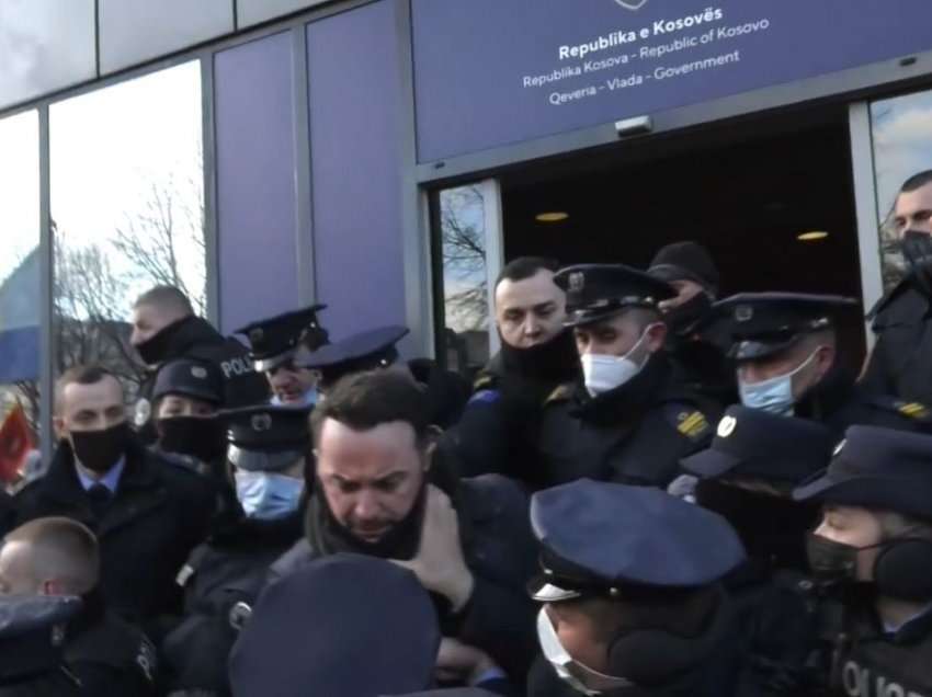 PSD publikon pamjet ku policët e përplasin Dardan Molliqajn
