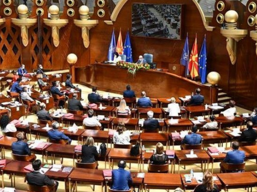Mickoski paralajmëron uljen e numrit të deputetëve në Kuvendin maqedonas