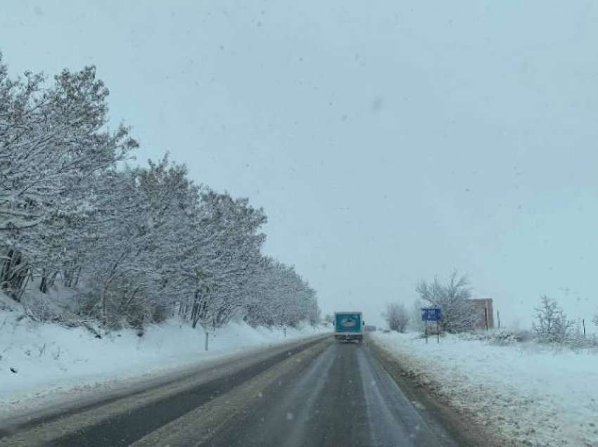 Reshjet e borës, Ministria e Infrastrukturës: Të gjitha rrugët janë të qarkullueshme